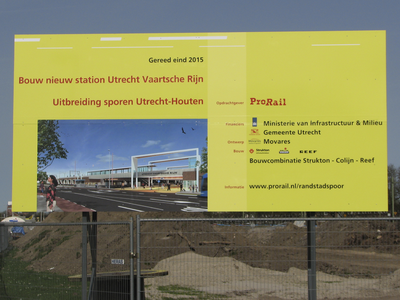 905579 Afbeelding van het bouwbord 'Bouw nieuw station Utrecht Vaartsche Rijn / Uitbreiding sporen Utrecht-Houten', bij ...